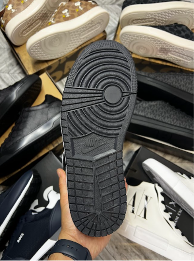 TENIS JORDAN 1 PATENT GOLD