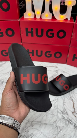 SANDALIAS HUGO NEGRAS LOGO ROJO ESTAMPADO