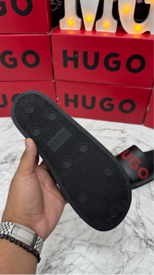 SANDALIAS HUGO NEGRAS LOGO ROJO ESTAMPADO