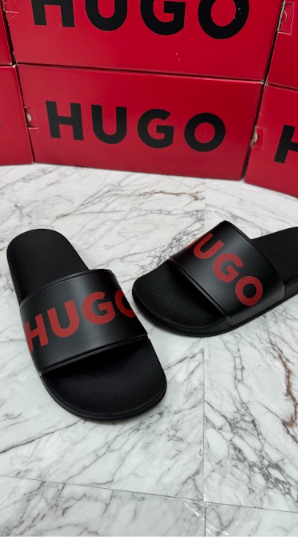 SANDALIAS HUGO NEGRAS LOGO ROJO ESTAMPADO